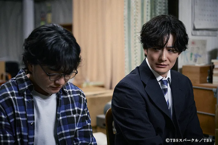 『田鎖ブラザーズ』に出演する岡田将生さんと染谷将太さんが写る場面写真