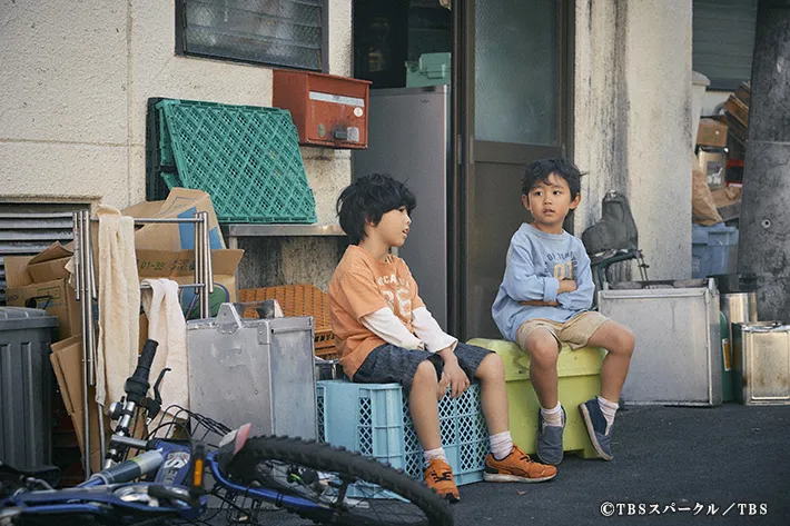 『田鎖ブラザーズ』に出演する野田悠月さんと金子拓真さんが写る場面写真