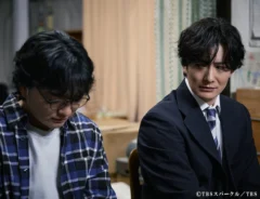 『田鎖ブラザーズ』に出演する岡田将生さんと染谷将太さんが写る場面写真