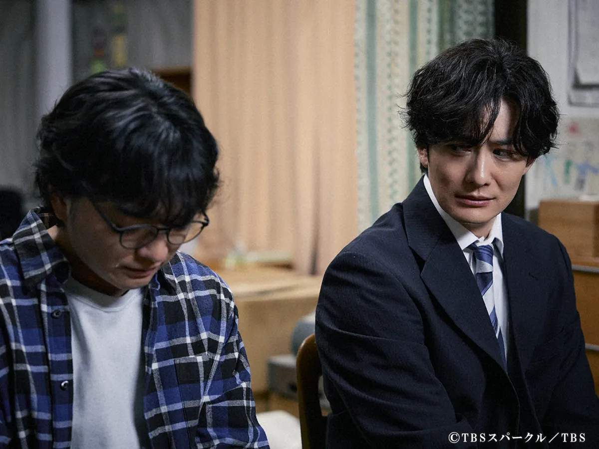 『田鎖ブラザーズ』に出演する岡田将生さんと染谷将太さんが写る場面写真