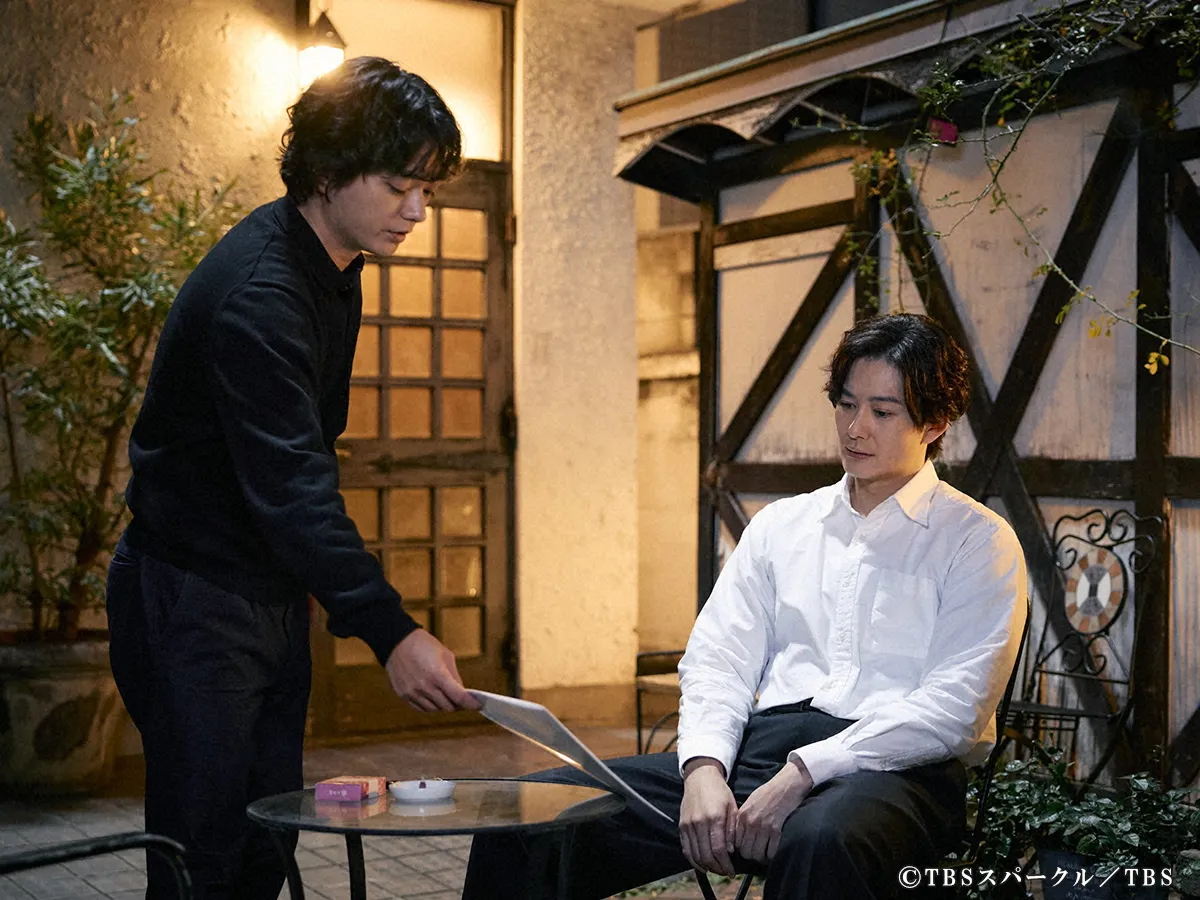 『田鎖ブラザーズ』に出演する岡田将生さんと染谷将太さんが写る場面写真