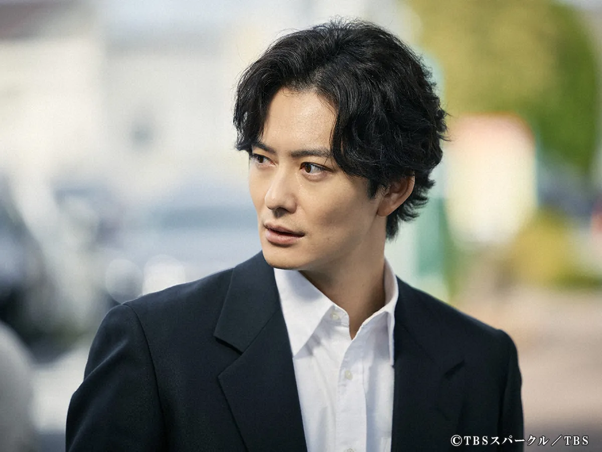 『田鎖ブラザーズ』に出演する岡田将生さんが写る場面写真