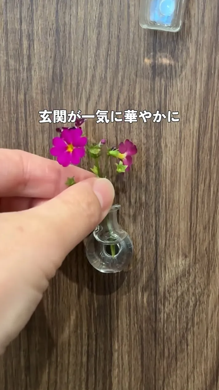花を飾った花瓶のミニチュア