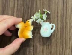 壁につけた花瓶や動物のミニチュア