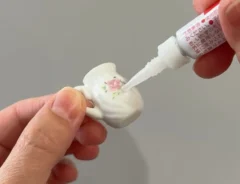 ミニチュアに接着剤をつける場面