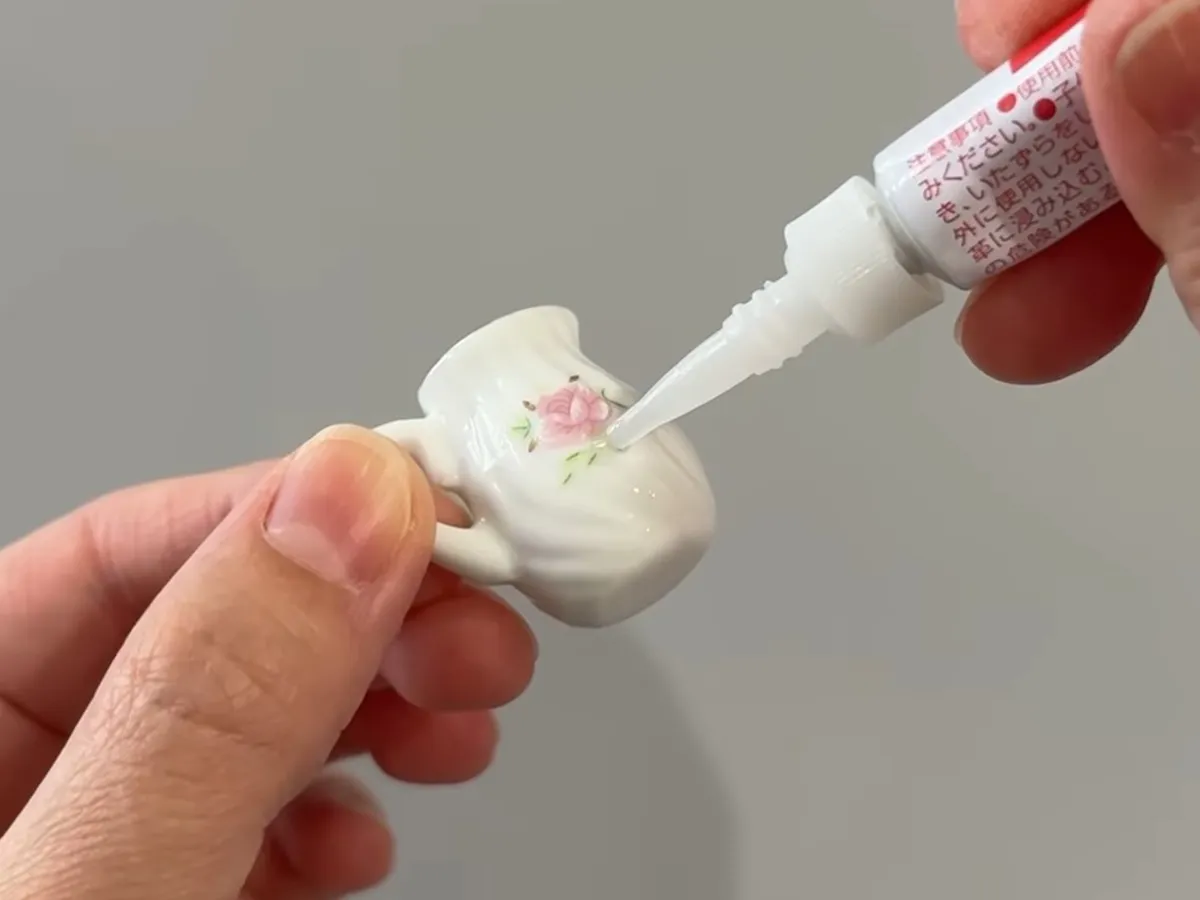 ミニチュアに接着剤をつける場面