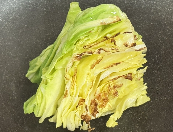 焼いたキャベツ（撮影:grapeフード編集部）