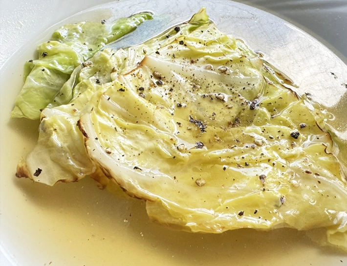 焼きキャベスープ（撮影:grapeフード編集部）