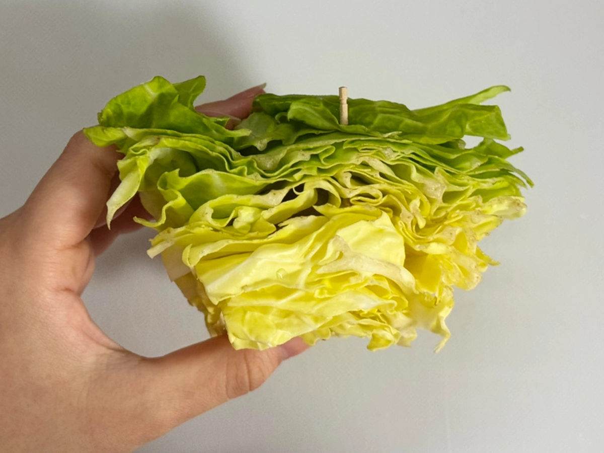 キャベツに楊枝をさす写真（撮影:grapeフード編集部）