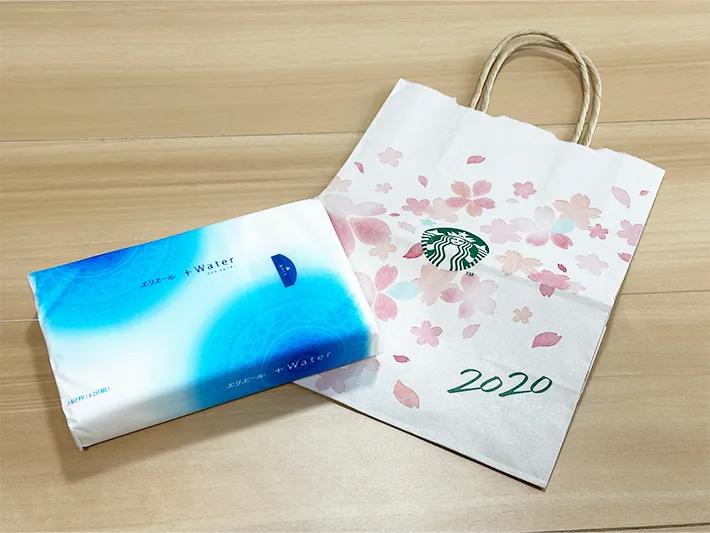 ソフトパックのティッシュと紙袋の画像（撮影：grapeライフハック編集部）