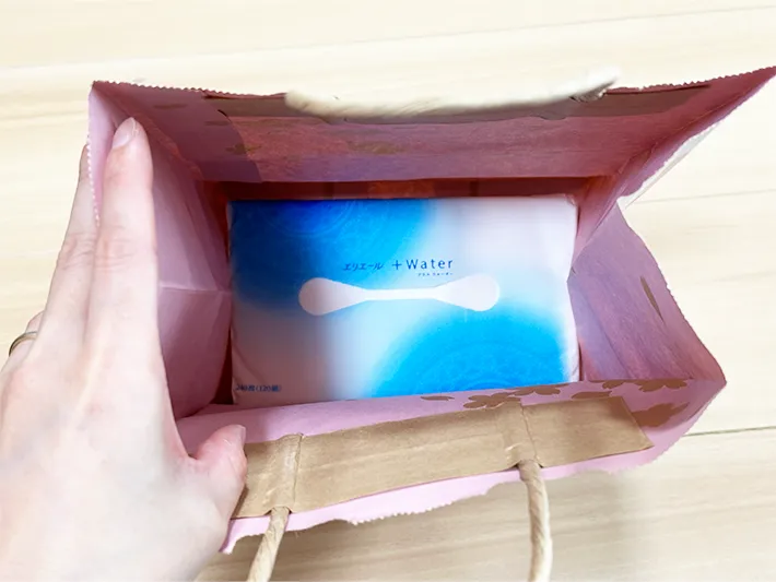 ソフトパックのティッシュを紙袋の中に入れた画像（撮影：grapeライフハック編集部）
