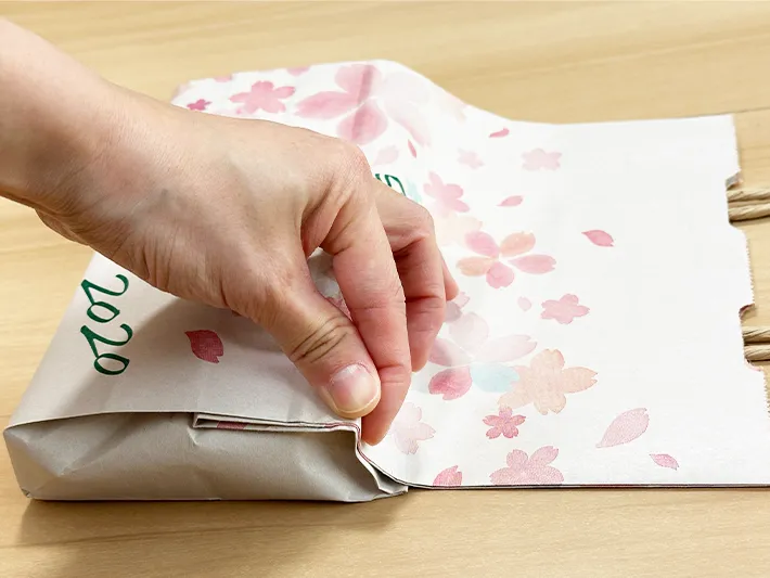 紙袋を折って跡をつけている画像（撮影：grapeライフハック編集部）