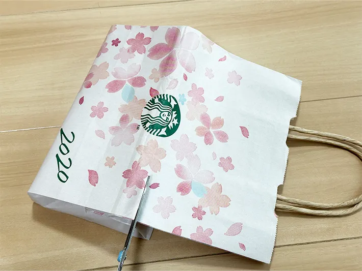 紙袋の上部をカットしている画像（撮影：grapeライフハック編集部）