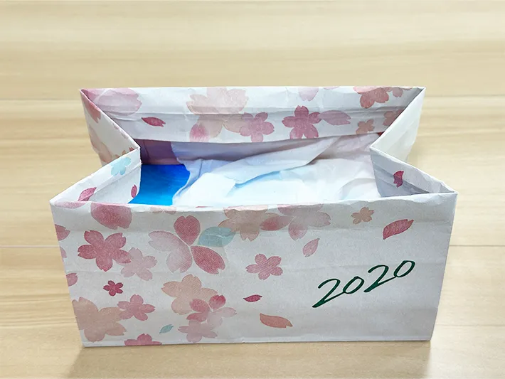 紙袋の上部を中に織り込んでいる画像（撮影：grapeライフハック編集部）