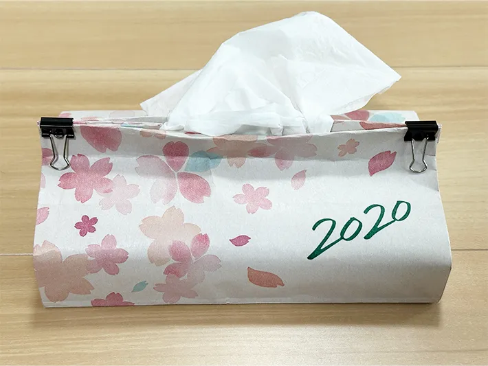 紙袋の端をタブルクリップで挟んだ画像（撮影：grapeライフハック編集部）