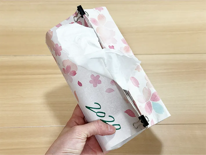 紙袋で作ったティッシュケースの画像（撮影：grapeライフハック編集部）