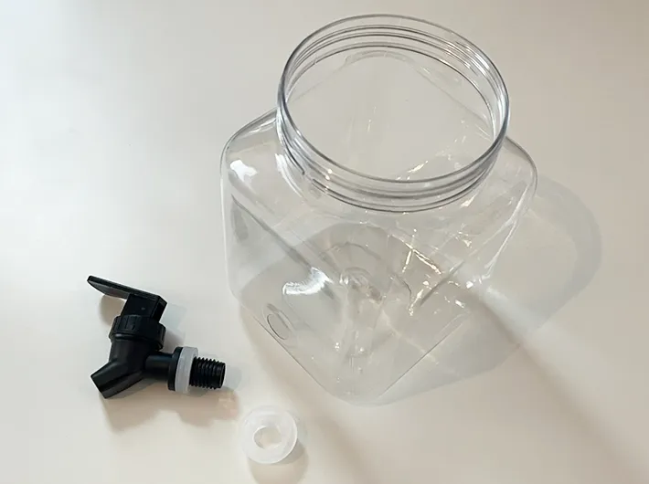 ウォータージャグの蛇口を外した写真（撮影：grapeライフハック編集部）