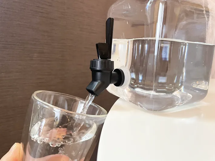 ウォータージャグから水を注ぐ写真（撮影：grapeライフハック編集部）