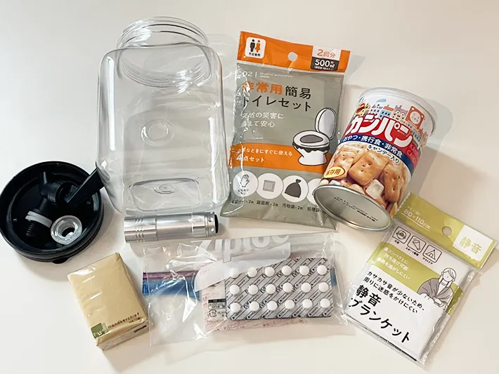 ウォータージャグと防災グッズを並べた写真（撮影：grapeライフハック編集部）