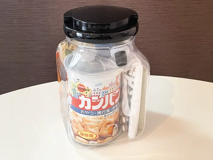 ウォータージャグに防災グッズを詰めた写真（撮影：grapeライフハック編集部）