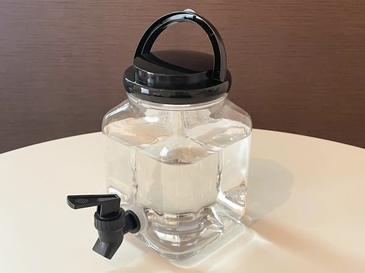 ウォータージャグに水を入れた写真（撮影：grapeライフハック編集部）
