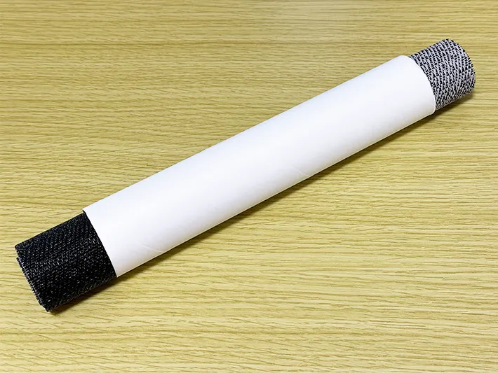 ランチョンマットをキッチンペーパーの芯の中に収納している画像（撮影：grapeライフハック編集部）