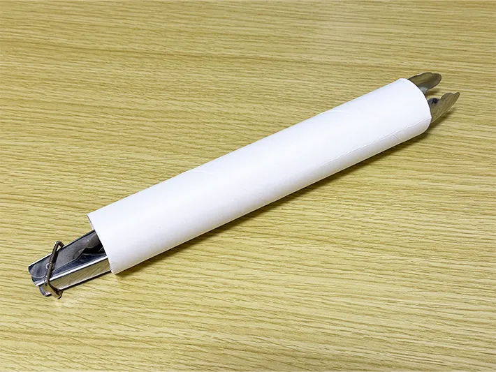 トングをキッチンペーパーの芯の中に収納している画像（撮影：grapeライフハック編集部）