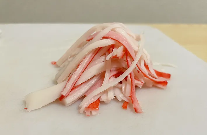 裂いたカニカマの写真（撮影：grapeフード編集部）