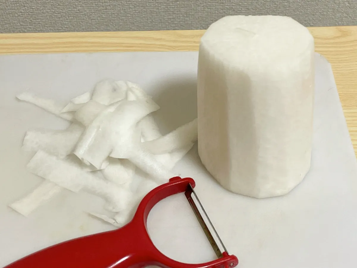 大根をピーラーで薄切りにする写真（撮影：grapeフード編集部）