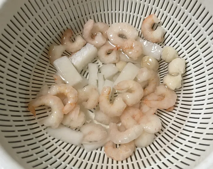 水に漬けたシーフードミックスの写真（撮影：grapeフード編集部）