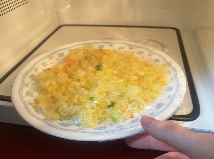 冷凍ピラフを電子レンジで加熱した写真（撮影：grapeフード編集部）