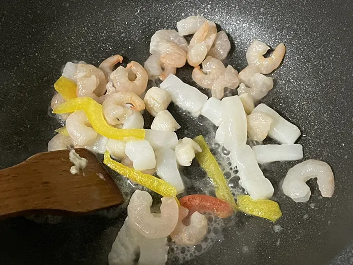 シーフードミックスとパプリカを炒める写真（撮影：grapeフード編集部）