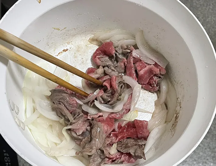 タマネギと牛肉を炒める写真（撮影：grapeフード編集部）