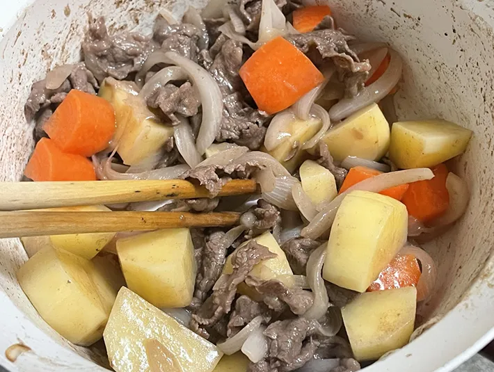 ジャガイモ、ニンジンも加えて炒める写真（撮影：grapeフード編集部）