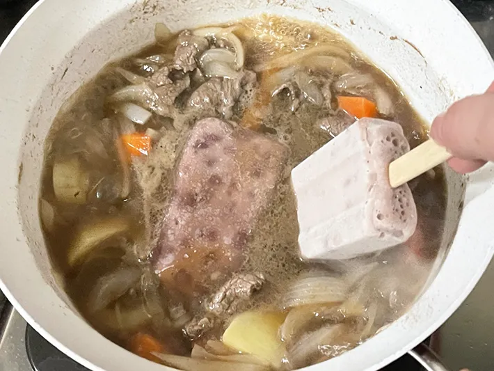 『あずきバー』を鍋に入れる写真（撮影：grapeフード編集部）