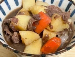 肉じゃがの写真『あずきバー』を鍋に入れる写真（撮影：grapeフード編集部）