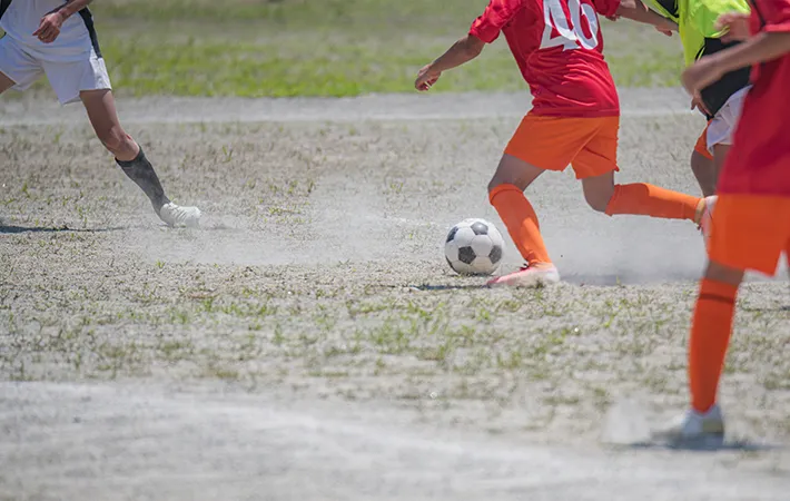 サッカーをする子供の写真