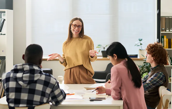 言葉が通じなくて困っている人の写真