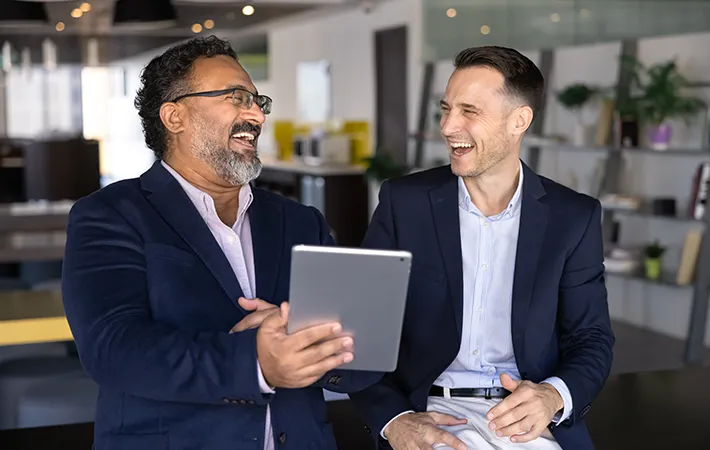 会話をする男性の写真