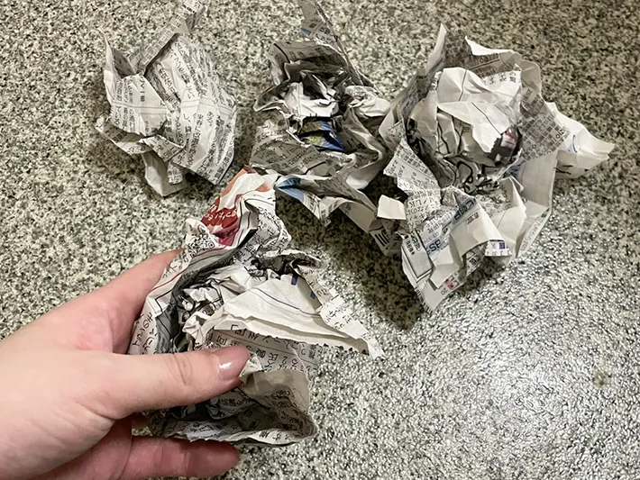 丸めた新聞紙の写真（撮影：grapeライフハック編集部）