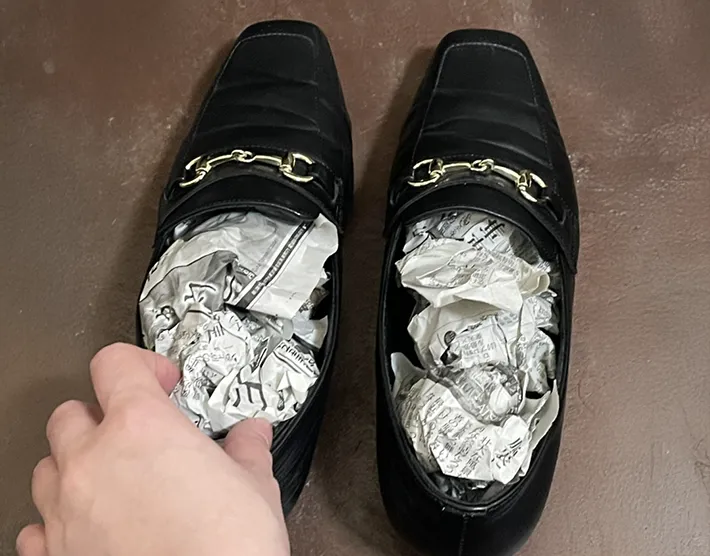 ローファーに新聞紙を詰める写真（撮影：grapeライフハック編集部）