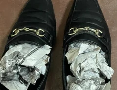 新聞紙を詰めた靴の写真（撮影：grapeライフハック編集部）