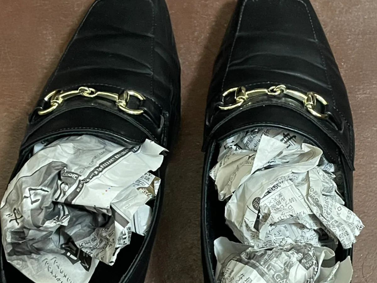 新聞紙を詰めた靴の写真（撮影：grapeライフハック編集部）