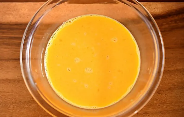 『牛乳入り玉子焼き』を作る写真（撮影：小泉明代）