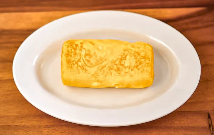 『牛乳入り玉子焼き』を作る写真（撮影：小泉明代）