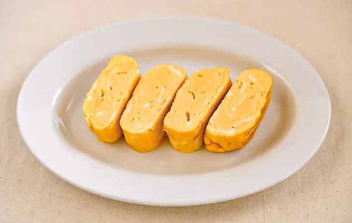 『牛乳入り玉子焼き』を作る写真（撮影：小泉明代）