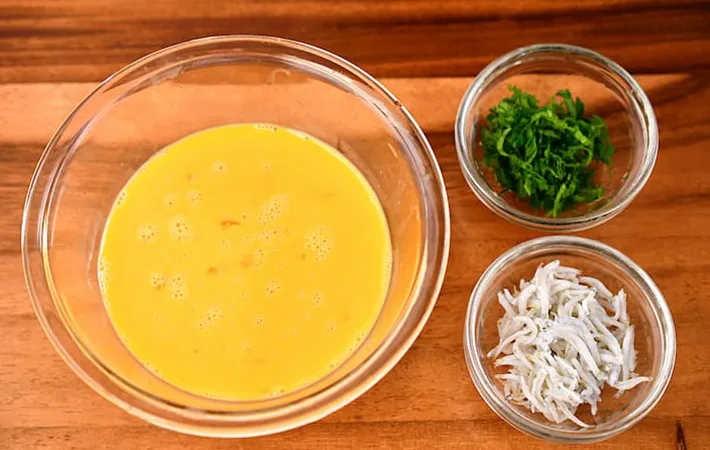 牛乳入り卵液とシラス、刻んだ大葉の写真（撮影：小泉明代）