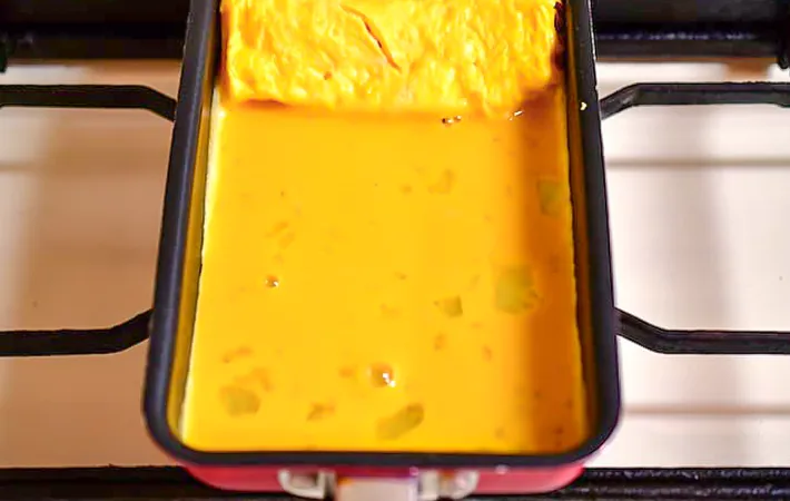 『牛乳入り玉子焼き』を作る写真（撮影：小泉明代）