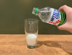牛乳に三ツ矢サイダーを加える写真（撮影：grapeフード編集部）