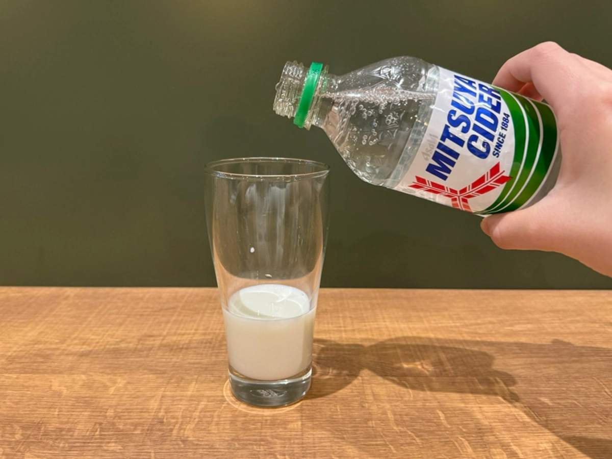 牛乳に三ツ矢サイダーを加える写真（撮影：grapeフード編集部）